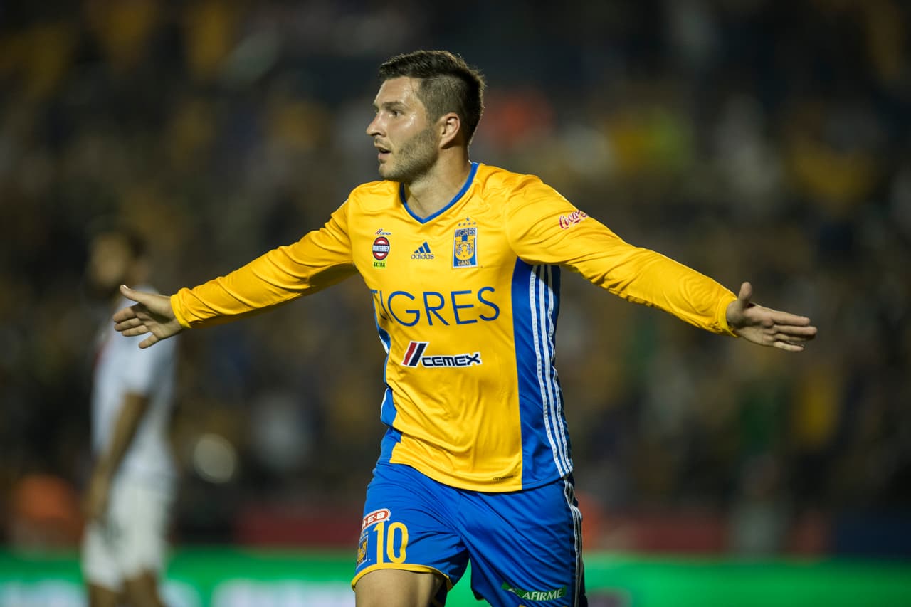 Seis minutos le bastaron a André-Pierre Gignac para anotar. Remató de cabeza un tiro de esquina y adelantó a su equipo.