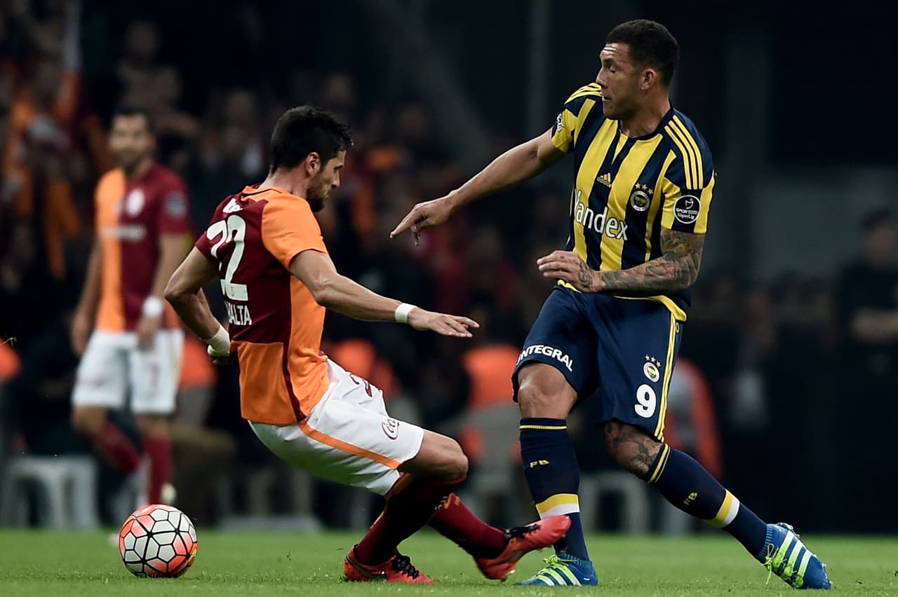 6: El denominado 'Derby Intercontiental' entre Fenerbahce y Galatasaray de Turquía y refleja la rivalidad en Estambul por un sector europeo y uno asiático.