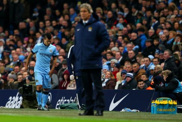El delantero argentino del Manchester City Sergio Agüero, máximo goleador de la liga inglesa, se marchó lesionado a los cinco minutos de juego del encuentro ante el Everton. El internacional albiceleste sufrió un golpe en la rodilla izquierda y salió del terreno de juego acompañado del personal médico. Agüero tardó unos minutos en comprobar que no podía seguir jugando y no pudo contener las lágrimas al abandonar el césped del Etihad Stadium.