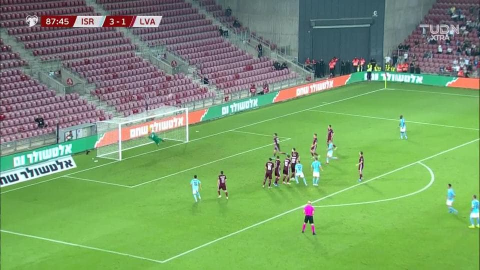 ¡CERCA!. Eran Zahavi disparó que se estrella en el poste.