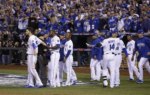 Los relevista Wade Davis y Greg Holland se repartieron una entrada cada uno para sacar los últimos seis "outs" de los Reales y asegurar la victoria, primera que tiene el equipo de Kansas City en la Serie Mundial desde 1985 cuando jugaron el "Clásico de Otoño".