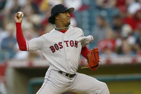 Pedro Martínez fue también el primer lanzador derecho en llegar a 300 ponches con una efectividad por debajo de 2.00 desde Walter Johnson en 1912.