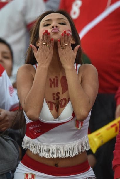 Chile y Perú jugaron un partido lleno de emociones que claisificó a los chilenos a la final, pero en las gradas se jugó otro partido muy intenso, ¿quién crees que lo ganó?