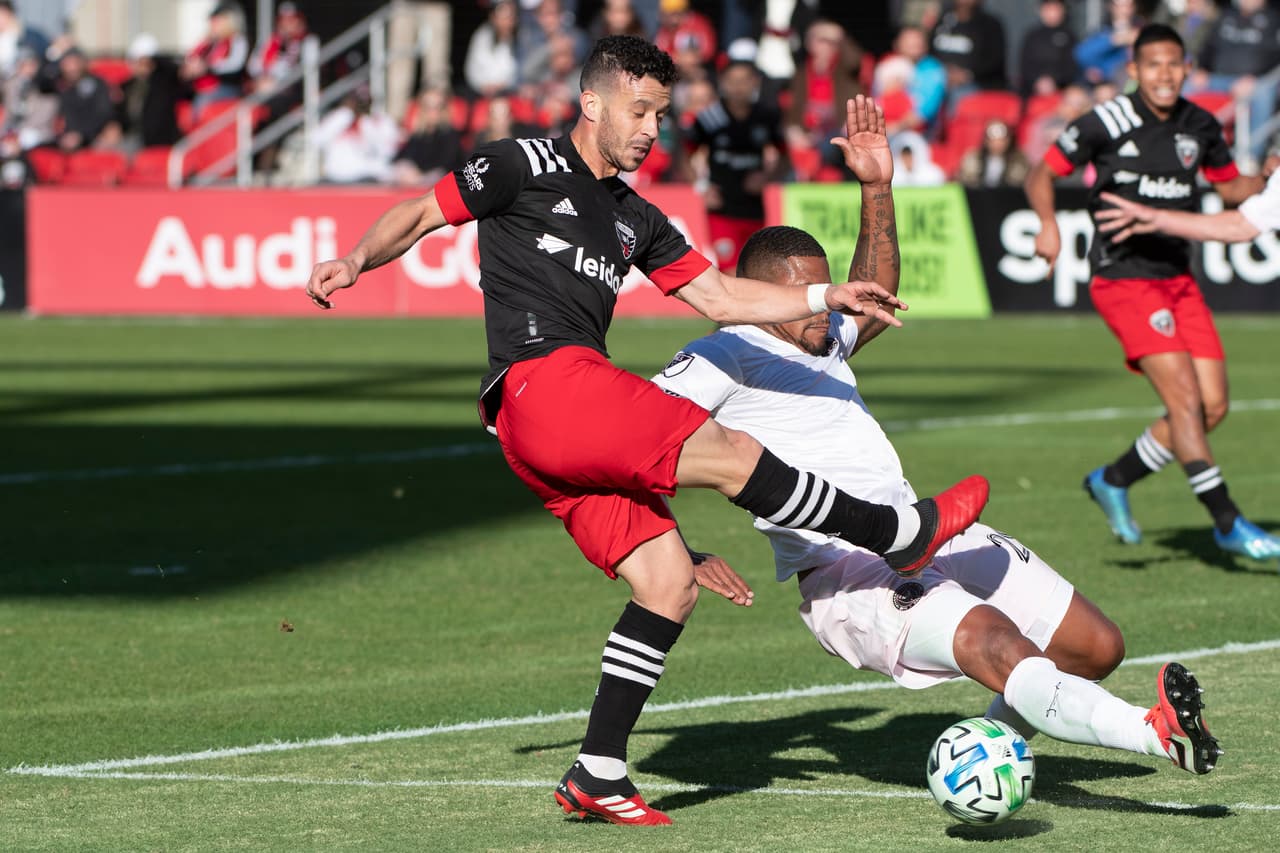 Disparo potente de Felipe Martins, Roman Torres lo persigue, lo barre y bloquea el balón para impedir que llegue a su portería.