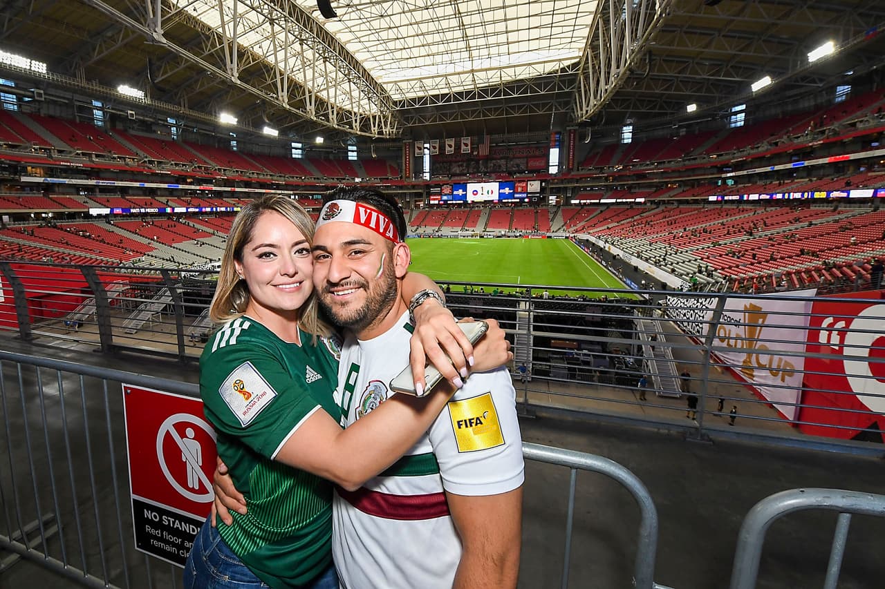 Un gran ambiente era el que estaban cocinando las aficiones de México y Haití previo a su importante partido por la Semifinal de la Copa Oro 2019 en el University of Phoenix Stadium en la ciudad de Glendale, Arizona. Evidentemente la afición del Tri fue una abrumadora mayoría que le dio una tonalidad esmeralda a las gradas de la casa de los Cardinals.