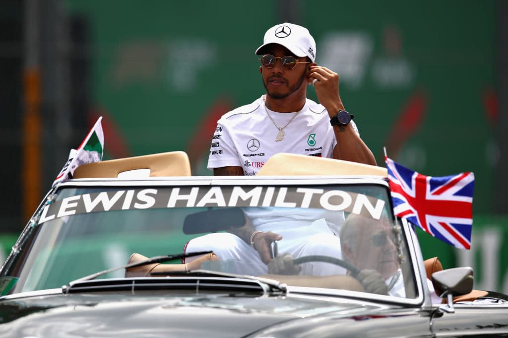Lewis Hamilton ya en la pista, con la ilusión de poder coronarse campeón mundial de pilotos por quinta vez en México.