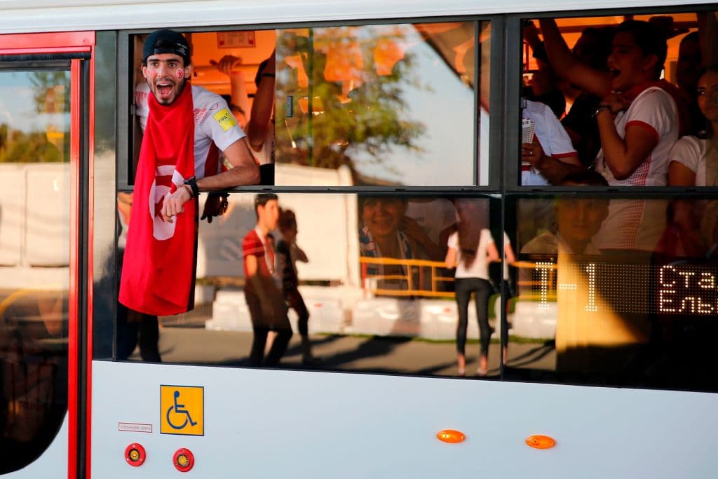 Compadre, ¡bájate del autobús! Se te va a hacer tarde para llegar la partido.
