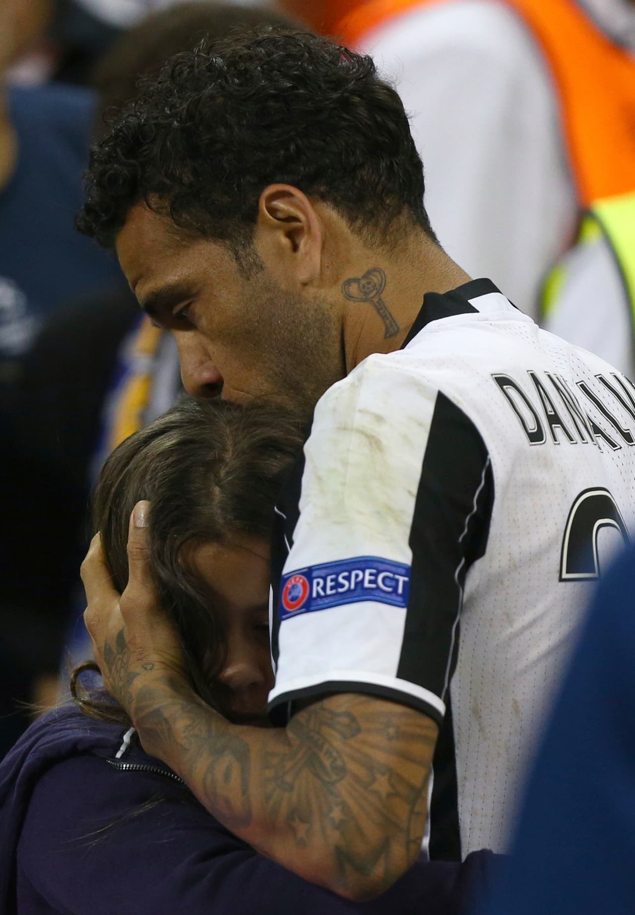 El brasileño Dani Alves no tuvo un buen partido, pero pese a ello se mostró con ganas de revertir la situación. Sin embargo, le sobró velocidad y por muchos momentos perdió los duelos o mandó malos centros.