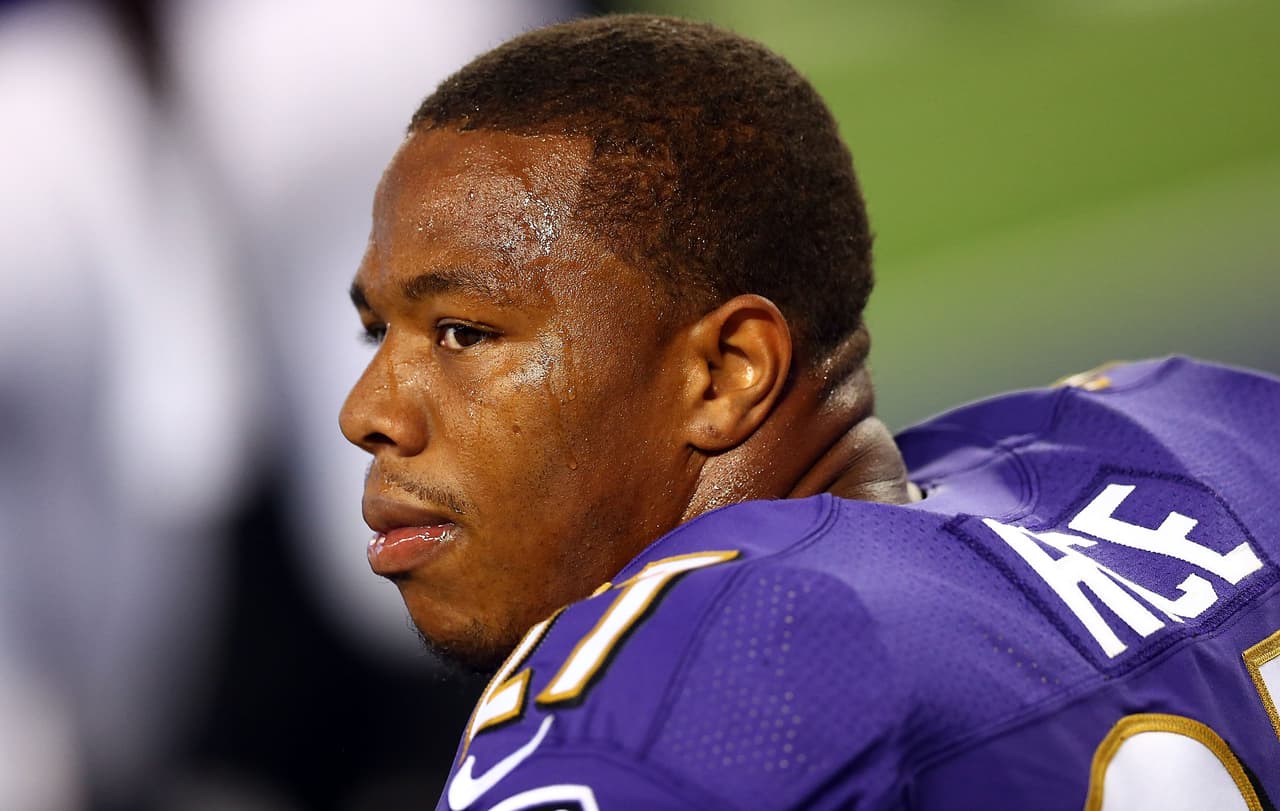 En 2014, se conoció un video del exjugador de Ravens Ray Rice en el que golpeaba a su esposa en un elevador en Las Vegas, caso por el que fue acusado.
