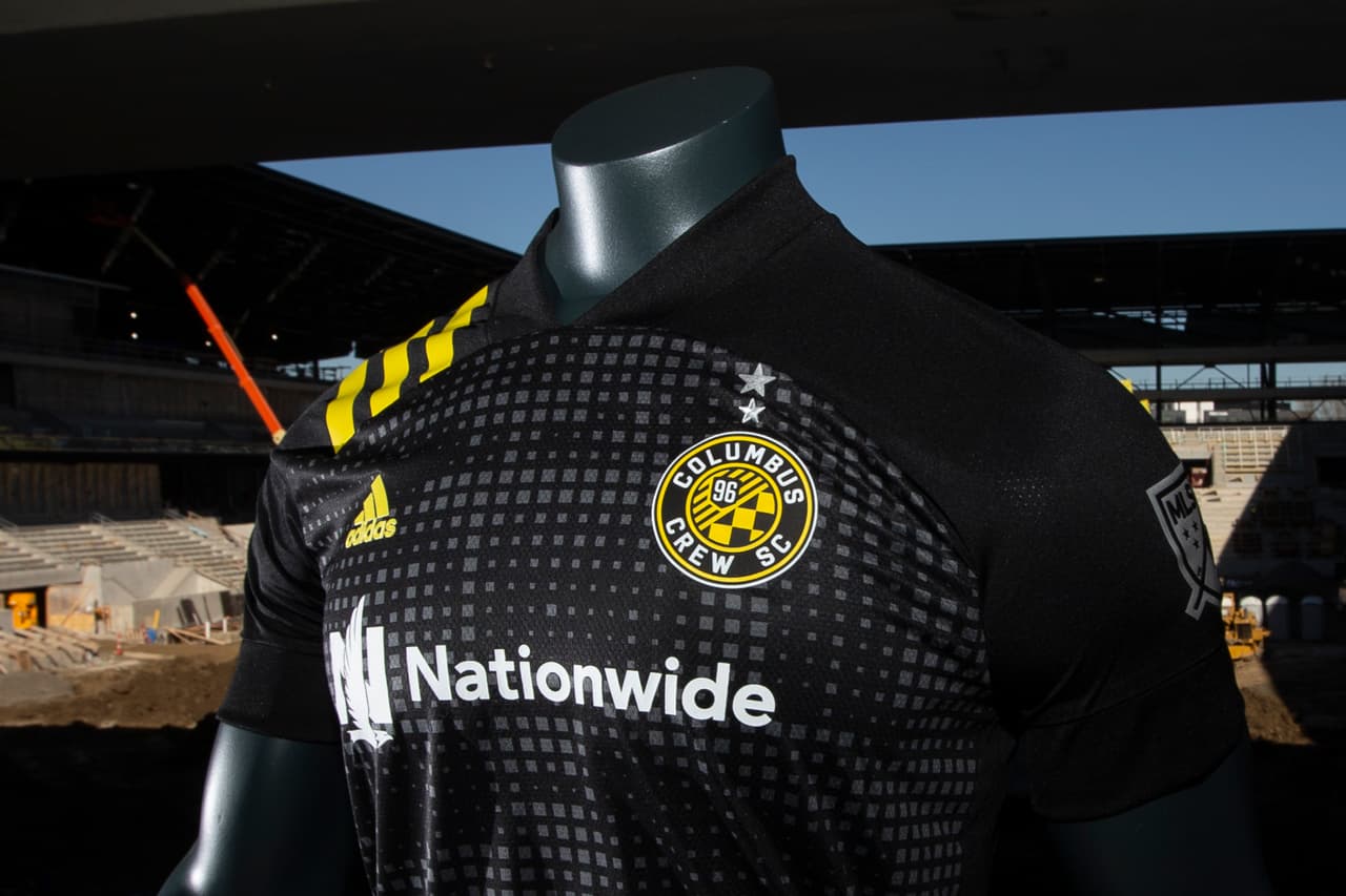 Un entramado en pequeñas cuadrículas adorna la casaca primaria.