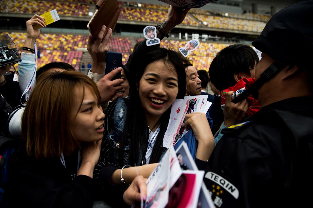Los fanáticos asiáticos vivieron con emoción la llegada de los pilotos a la pista de Shanghai para la segunda carrera de la temporada de Fórmula 1 en el Gran Premio de China entre fotos y autógrafos.