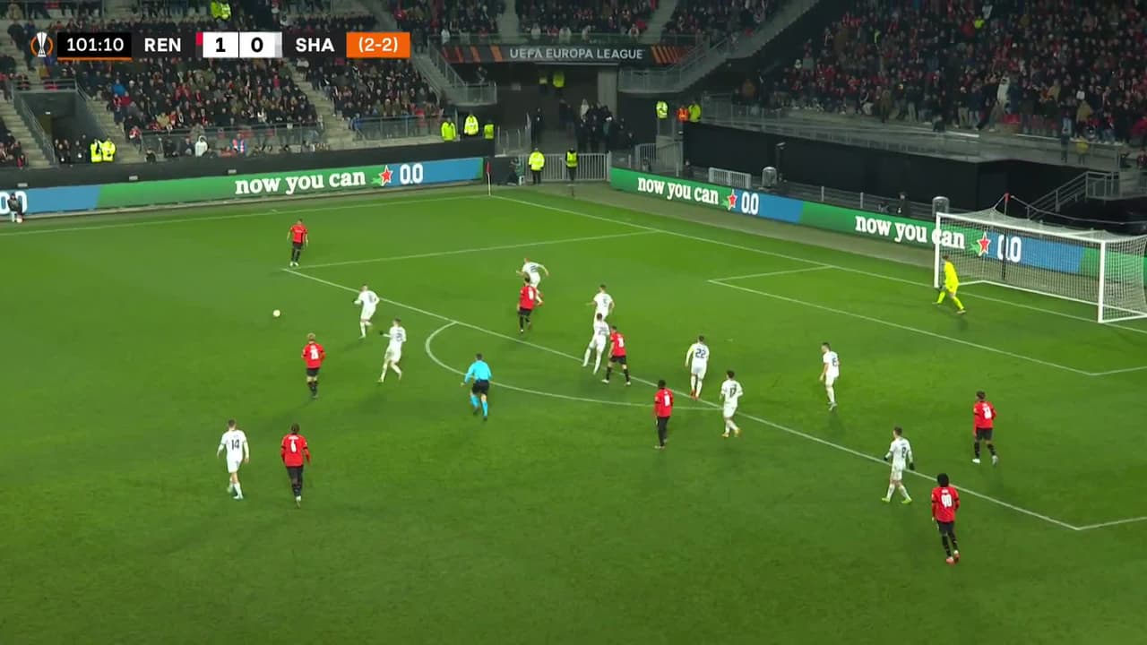 ¡TIRO ATAJADO! disparo por Amine Gouiri.