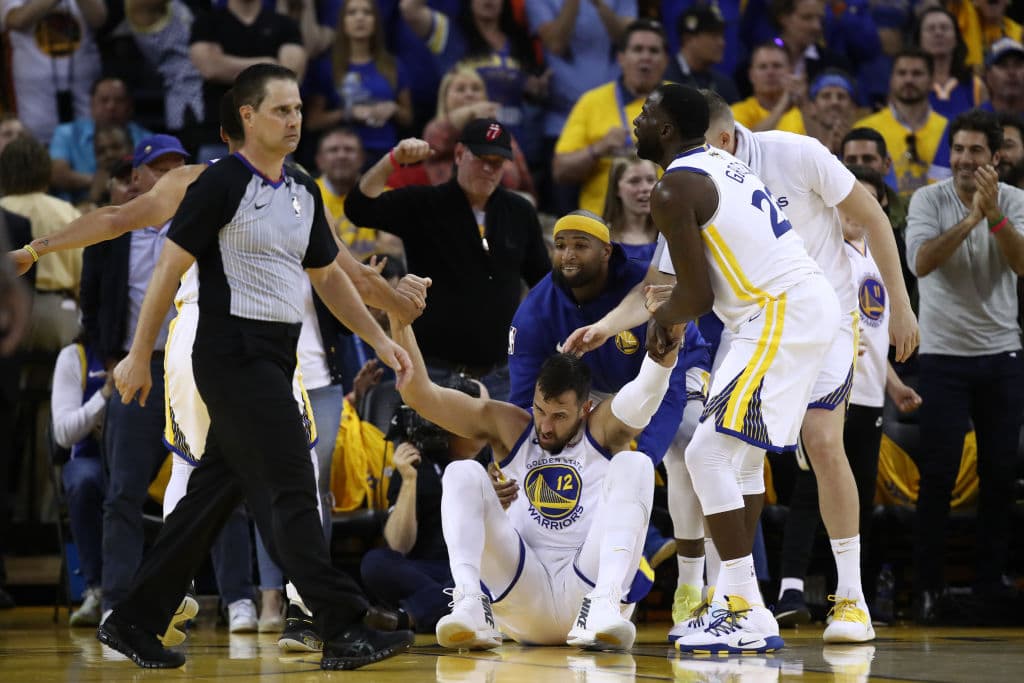 El australiano Andrew Bogut jugó 22 minutos y anotó seis puntos, aunque defensivamente se le vio lento y falto de ritmo.