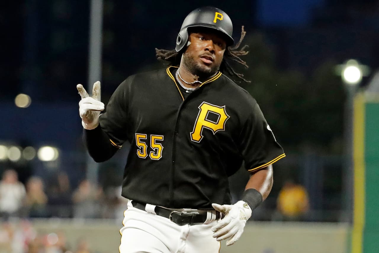 Por parte de los 
<b>Pittsburgh Pirates</b> está el inicialista 
<b>Josh Bell</b> cuyas probabilidades de ganar el concurso son de 3-1, es decir, es el gran favorito para hacerlo. Suma 26 cuadrangulares en 2019, 67 en total en su carrera y su palo de vuelta entera más lejano este año fue de 474 pies.