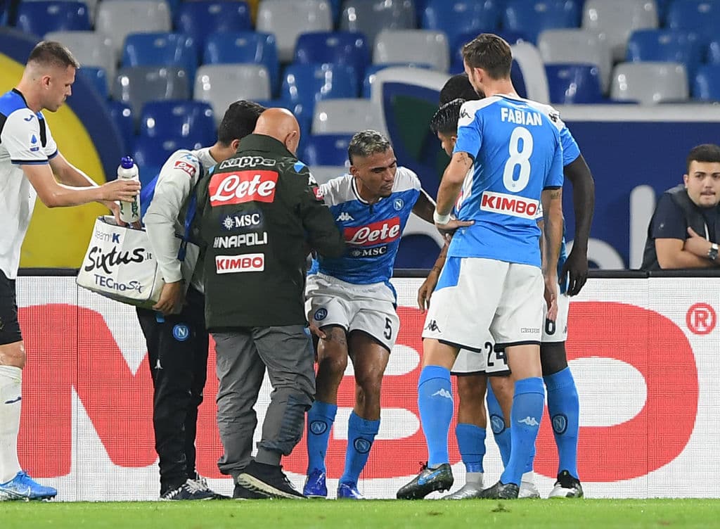 Allan se va lesionado del encuentro apenas al minuto 11; Zieliński lo sustituye en el mediocampo.