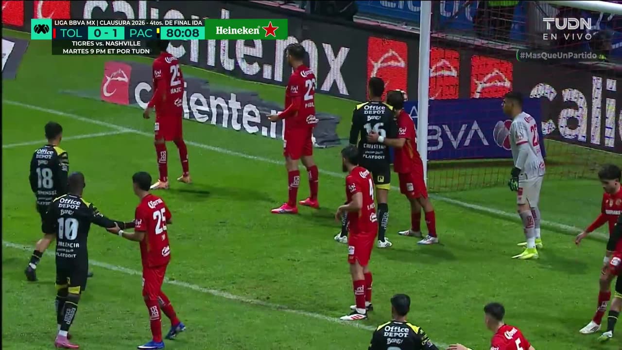 ¡TIRO ATAJADO! disparo por Kenedy.