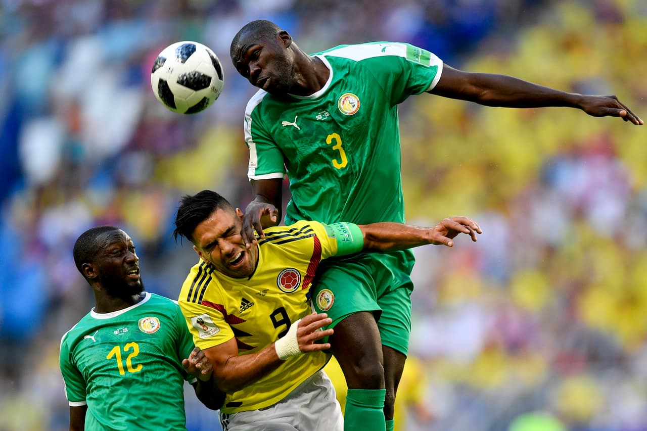El comienzo del partido mostró que los africanos tendrían un juego de fricción y de choque para evitar el juego de Colombia.
