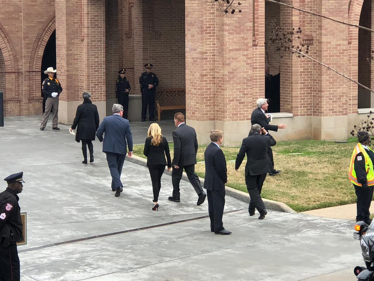 El exgobernador y actor Arnold Schwarzenegger también hizo presencia en las exequias del presidente 41.