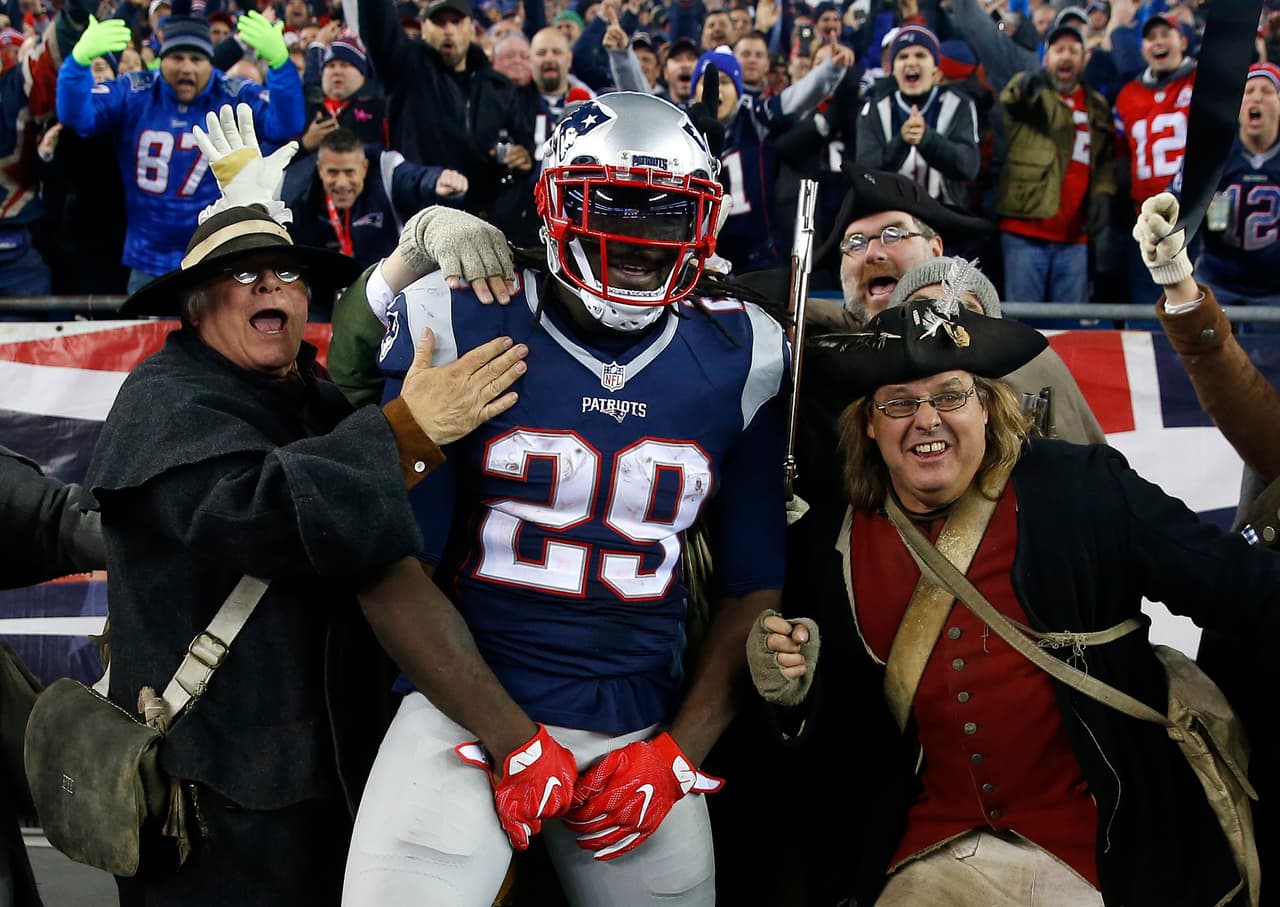 <b>LeGarrette Blount – RB, New England Patriots</b>
<br>Los Patriots sufrieron su segunda derrota de la temporada frente a la difícil defensiva de los Seahawks - que impidió que Tom Brady anotara al menos una vez - pero New England tuvo en Blount el arma que los mantuvo con opción de ganar el partido. LeGarrette tuvo 21 acarreros y sólo sumó 69 yardas por tierra pero anotó tres touchdowns por esa vía. Con esa importante aportación, Blount se posicionó en el liderato de anotaciones terrestres en la NFL con 12 en la temporada y por eso mismo mantiene un promedio alto de toques de balón por partido.