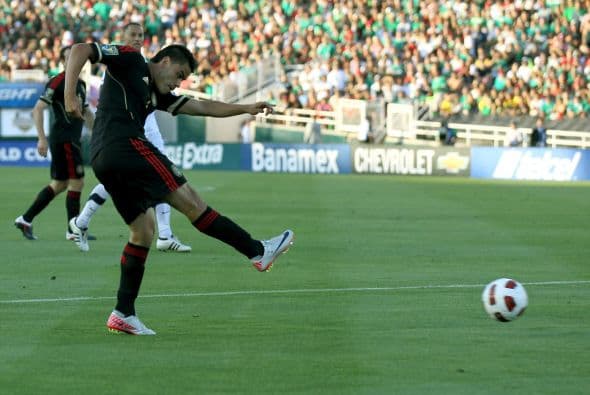 El tercer gol de los mexicanos vino de los pies de Pablo Barrera, quien recibió un pase de Guardado y con tres dedos venció a Tim Howard.