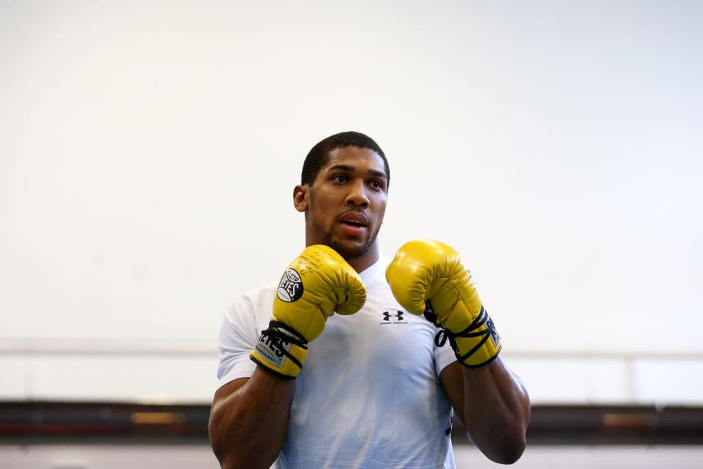El exboxeador mexicano Marco Antonio Barrera, reconocido en Inglaterra por su victoria sobre el 'Príncipe' Naseem Hamed en 2001, regaló un par de guantes amarillos al campeón invicto FIB, IBO, y AMB de peso completo previo a su pelea con Joseph Parker el próximo 31 de marzo.