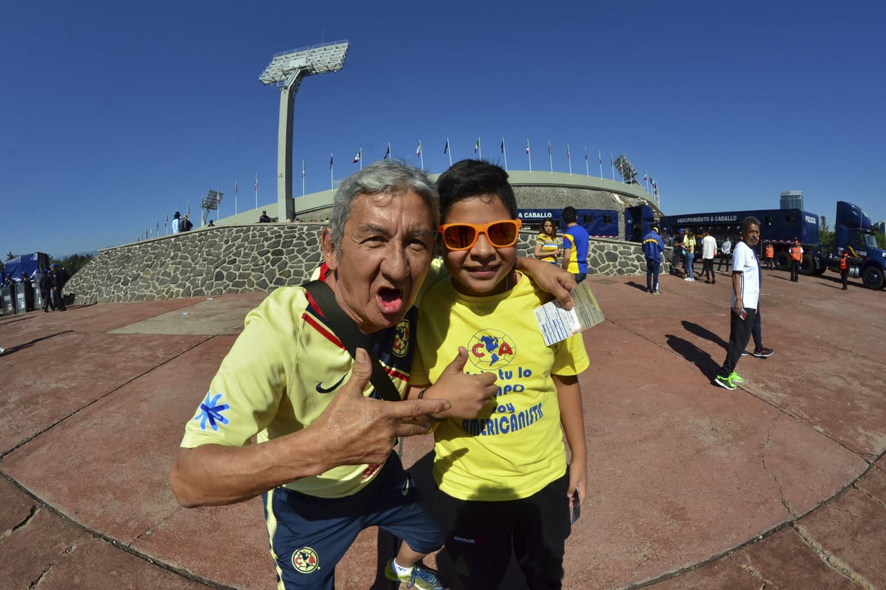 Los fanáticos de Pumas UNAM y América llegaron al estadio de Ciudad Universitaria con su colorido y alegría para una nueva edición del Clásico Capitalino en la Jornada 7 del Clausura 2019 en la Liga MX.