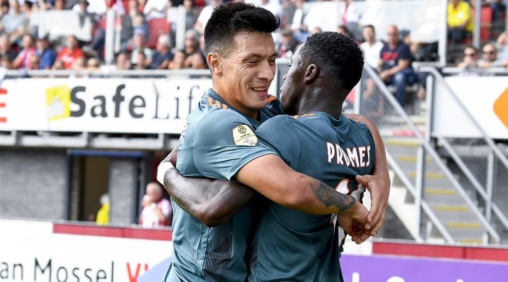 Lisandro Martínez y Nico Tagliafico celebran.