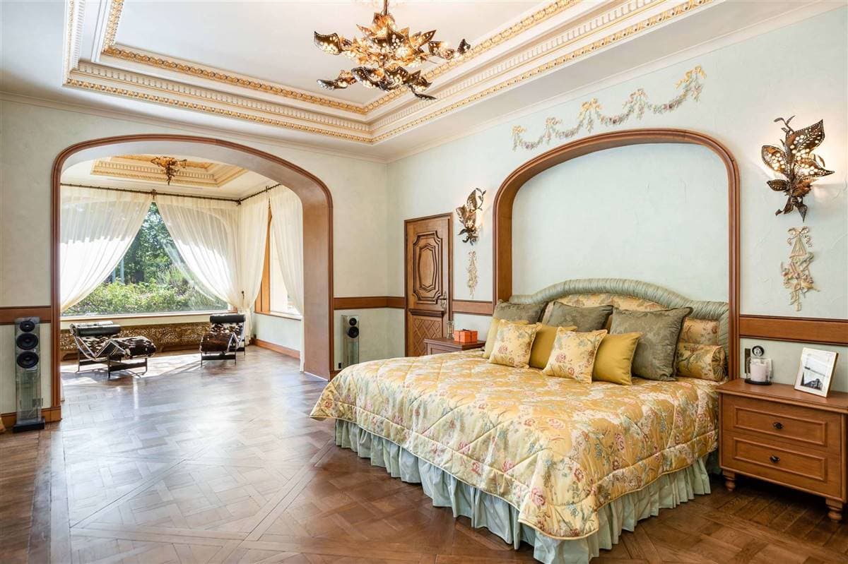 El lugar donde posiblemente podría vivir Messi y su familia es llamado Palacio Rosa (Palais Rose), construcción del año 1900 inspirada en el Grand Trianon y que está catalogado como monumento de interés histórico, pues cuenta con techos altos, grandes ventanas y muebles de la época. La residencia se encuentra 20 minutos de París.