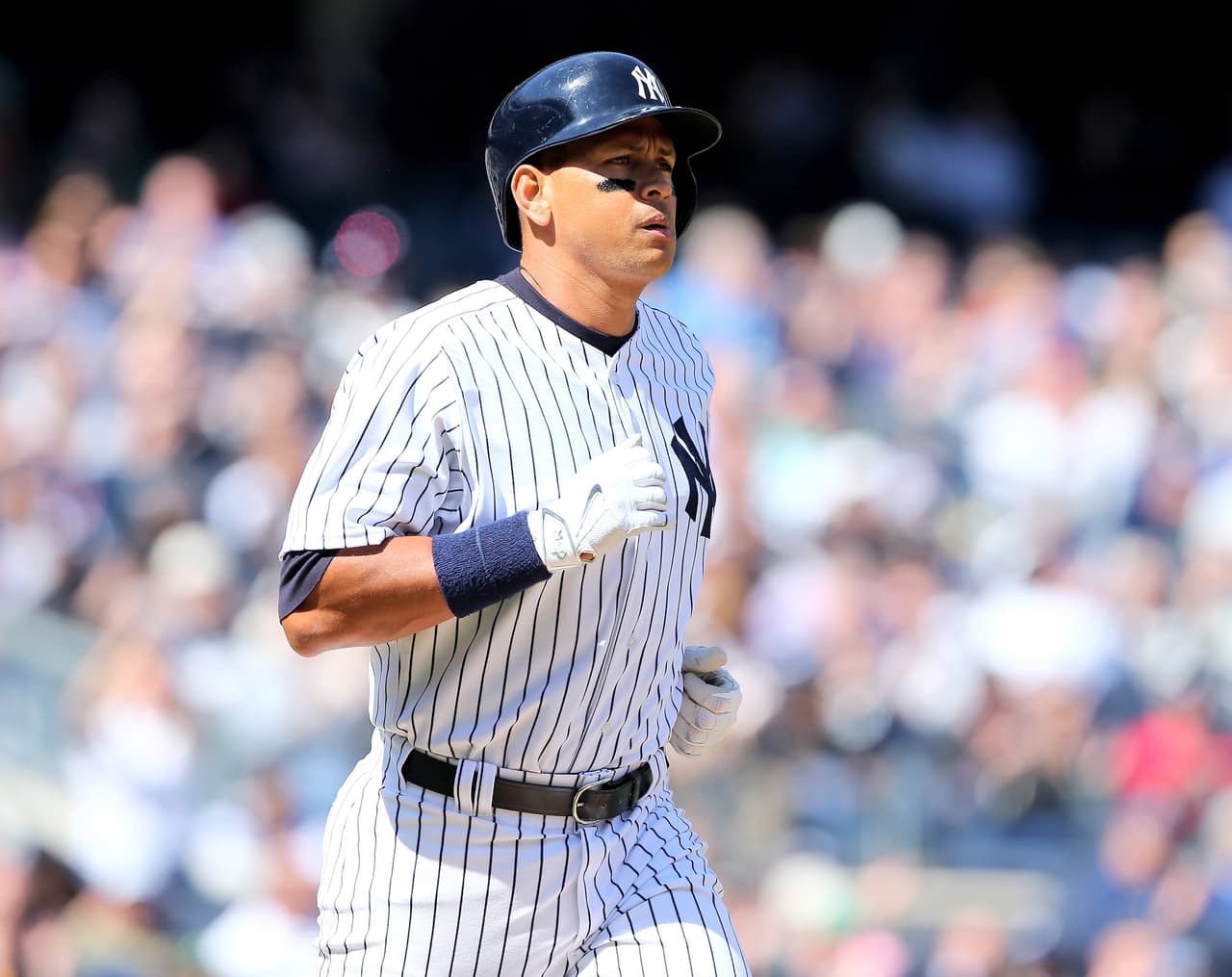 Tras un año fuera de las Ligas Mayores por el abuso de sustancias prohibidas incluyendo la testosterona y la hormona de crecimiento humando, Alex Rodríguez volvió a la 'Gran Carpa' para la temporada 2015 luego de disculparse por escrito ante el Comisionado, los New York Yankees y los fanáticos.