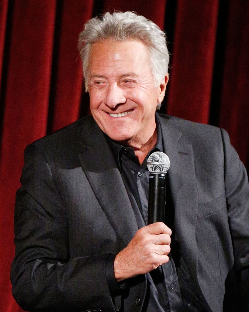 La señora Robinson, una amiga de la familia, se encapricha de él y lo hace su amante. Pero cuando Benjamin conoce a Elaine, la hija de la señora Robinson, todo se complica...
<br>