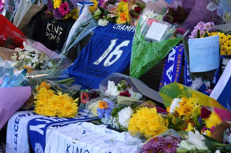 La esposa y el hijo de Vichai Srivaddhanaprabha, propietario del Leicester City, presentaron sus ofrendas junto miles de hinchas del club que se despidieron del hombre que falleció en un accidente de helicóptero de forma trágica.