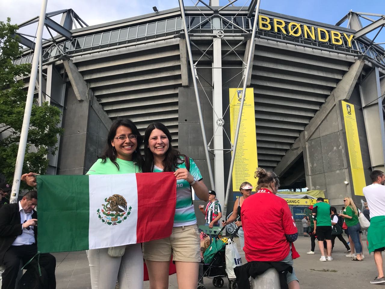 Las aficiones de México y Dinamarca conviven en Copenague previo al último ensayo de ambas selecciones antes de sus debuts en la Copa del Mundo Rusia 2018.