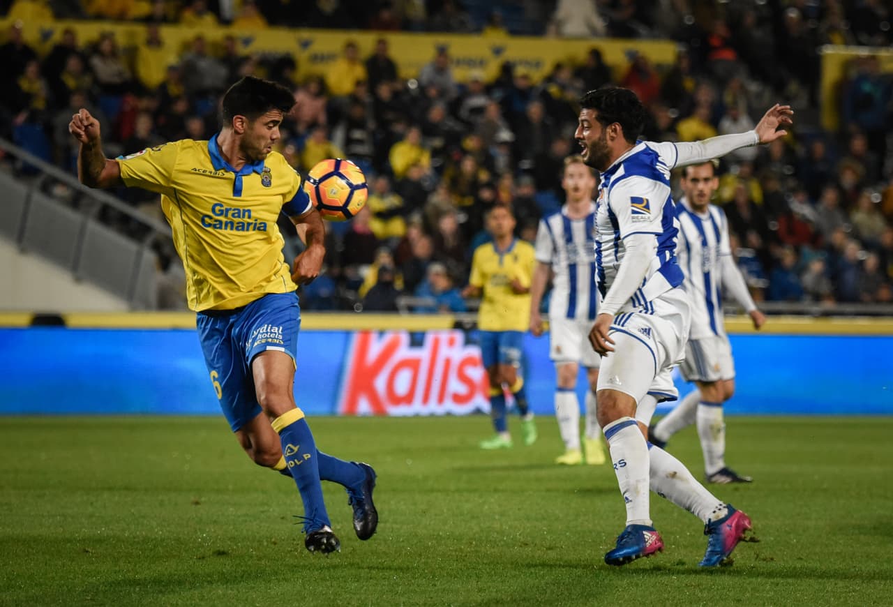 Aythami Artiles (Las Palmas) logra sacarle el balón al mexicano Carlos Vela (Real Sociedad)