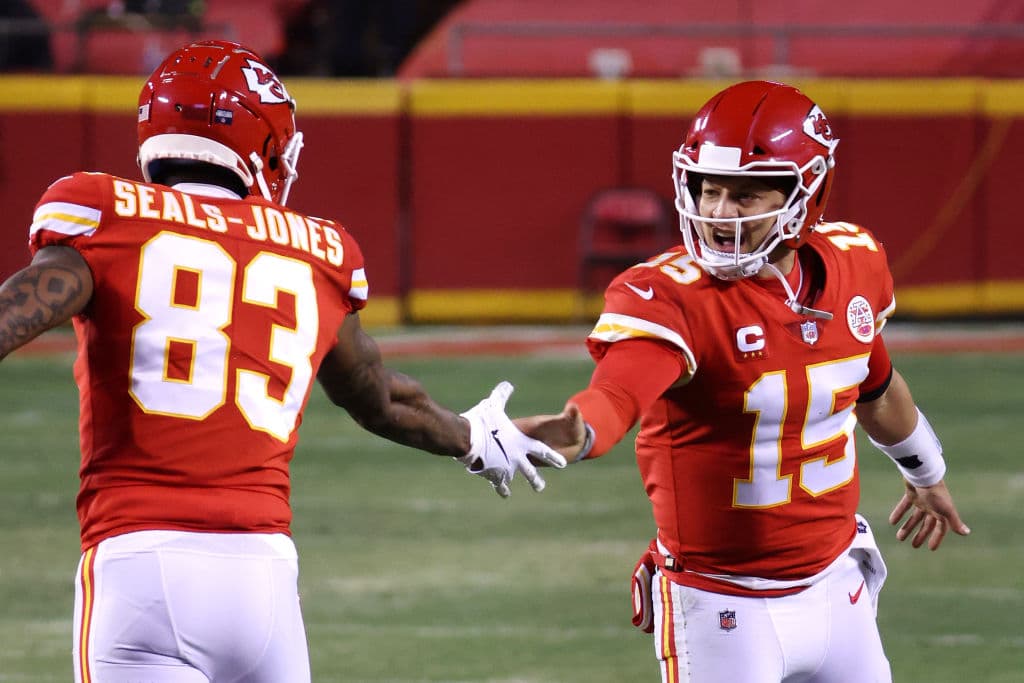 Patrick Mahomes tiene un partido sin errores Kansas City vence 24-38 en casa fente a los Buffalo Bills.