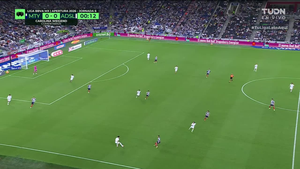 Arranca el partido y la pelota está en juego.