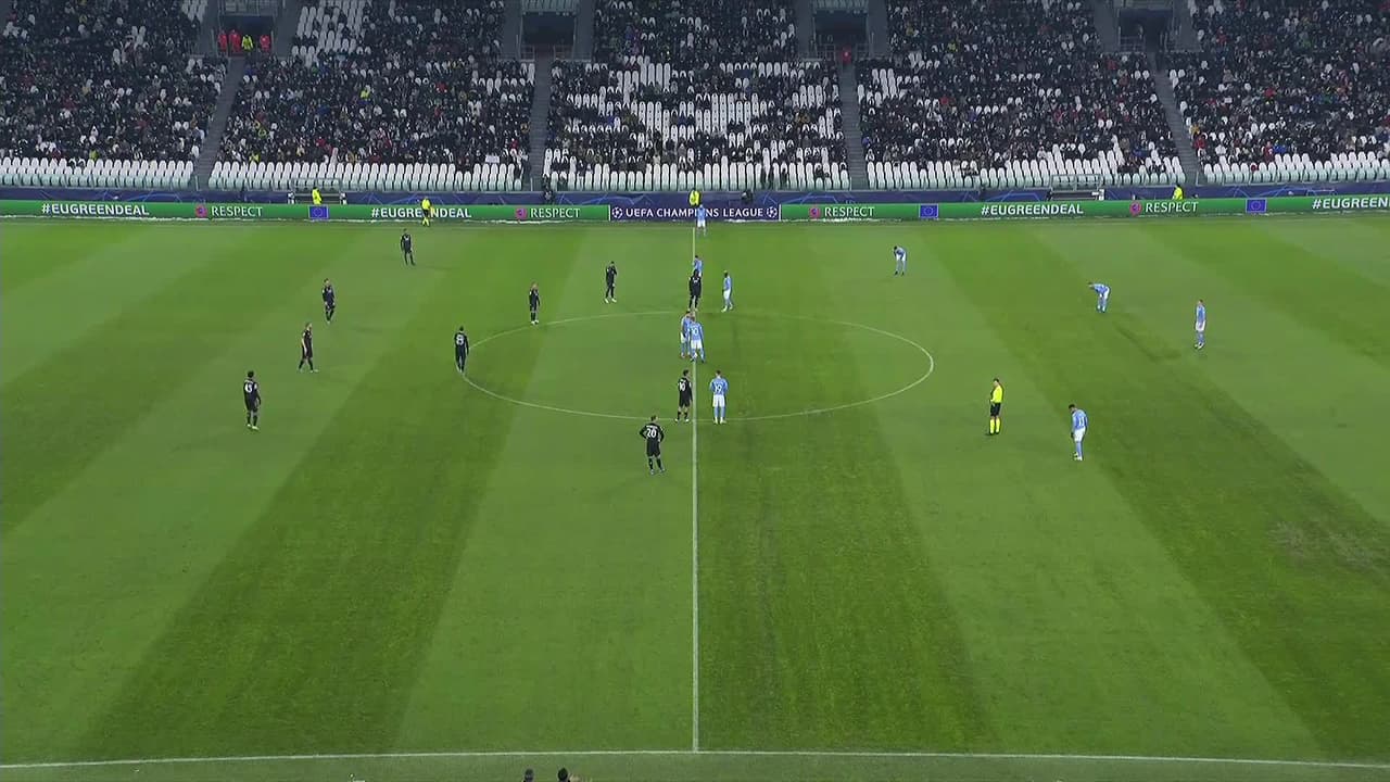 Arranca el partido y la pelota está en juego.