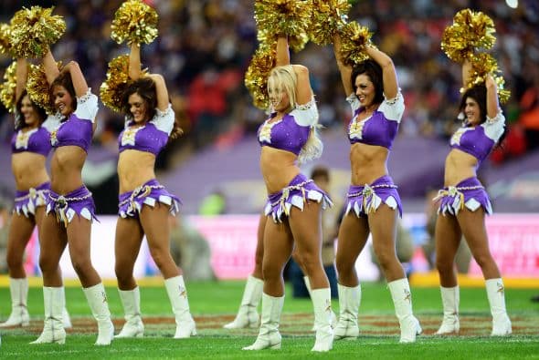 Lindas porristas de la NFL con sus sexys atuendos para enseñar sus hermosas figuras que calientan los emparrillados.
