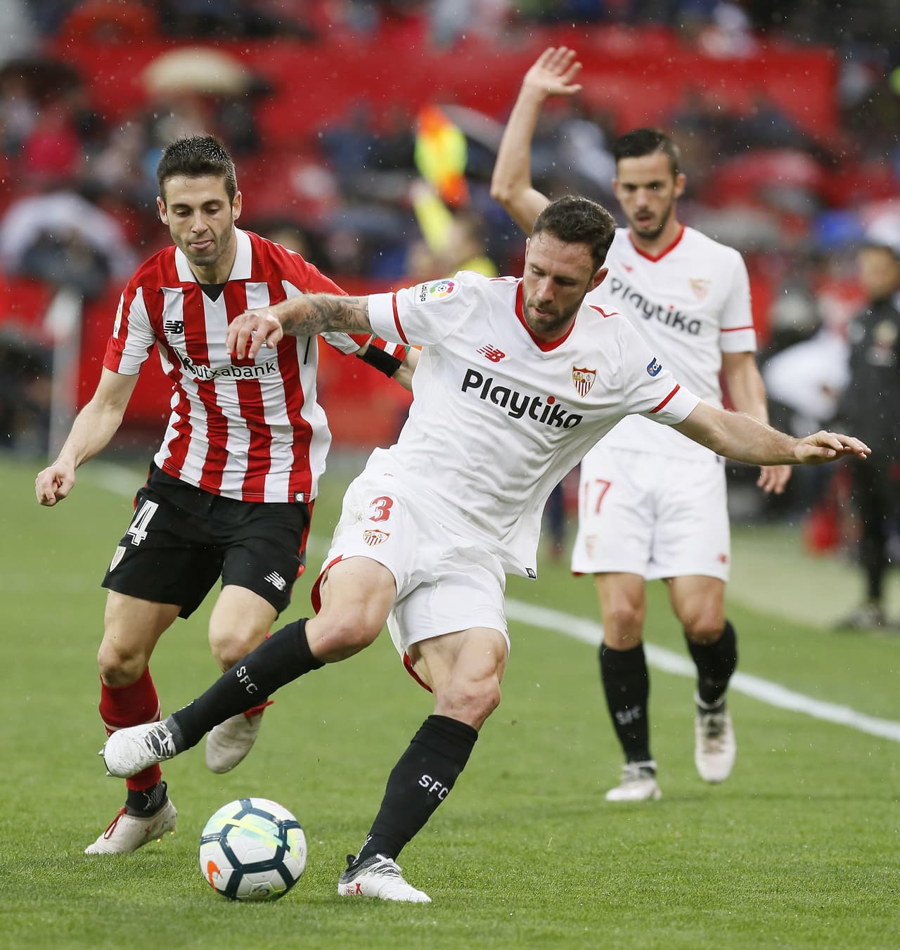 Entre tanto, Layún también tuvo un remate en una jugada preparada del tiro de esquina, pero el balón pegó en un jugador del Bilbo y salió rechazado.