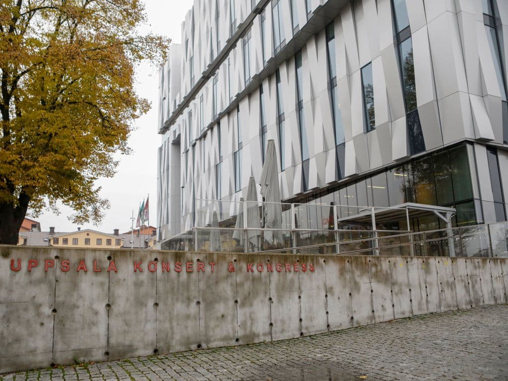 Mientras el público esperaba en una sala de conciertos cerca de Estocolmo para que comenzara un concierto tributo a ABBA el martes por la noche, un anciano saltó o cayó siete pisos y aterrizó sobre dos personas debajo.