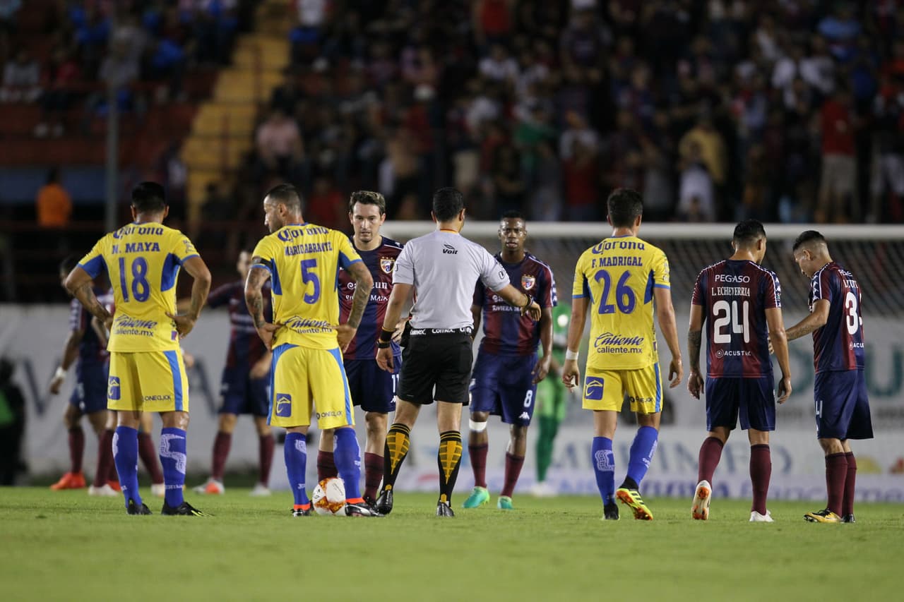 Y nada más empezar el segundo tiempo, a los 46 minutos, el árbitro del partido, por una zancadilla dentro del área, marcó penalti en favor de los Potros de Hierro.