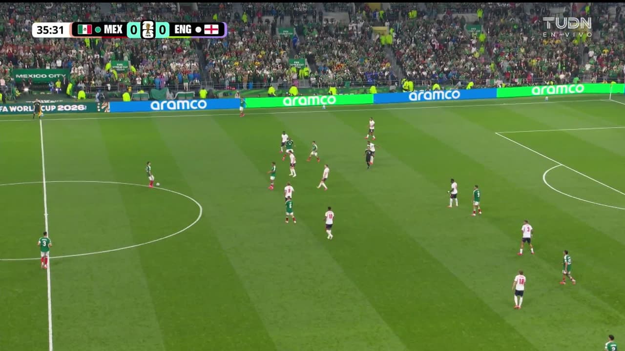 ¡GOL!  anota para Inglaterra. Jude Bellingham