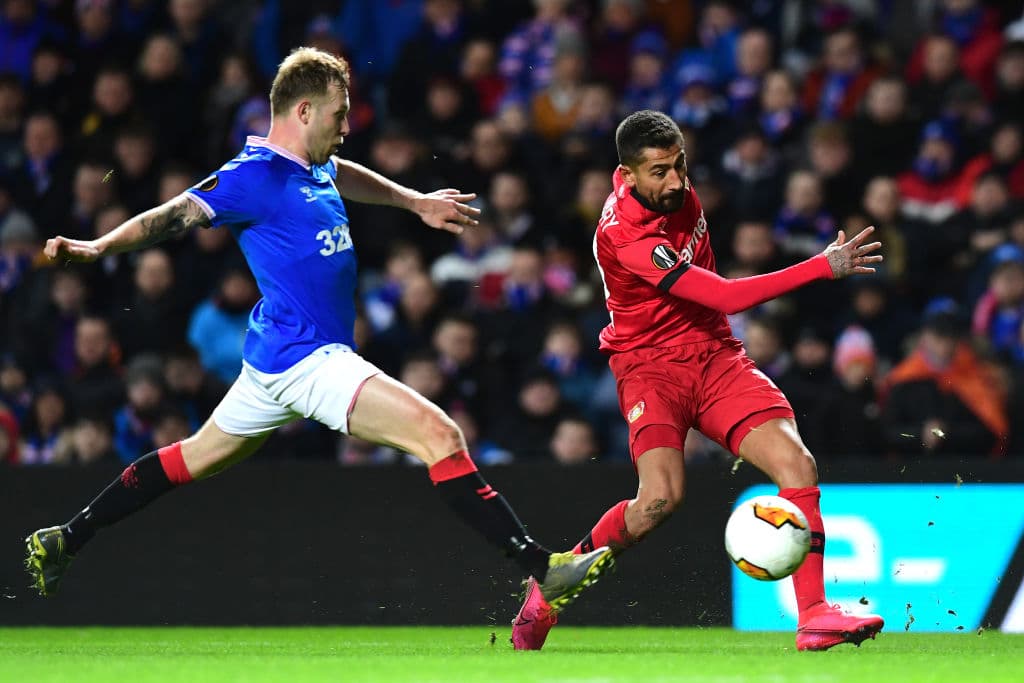 Kerem Demirbay trata de sacar un centro, pero Scott Arfield achica de manera correcta y manda el tiro al saque de manos.