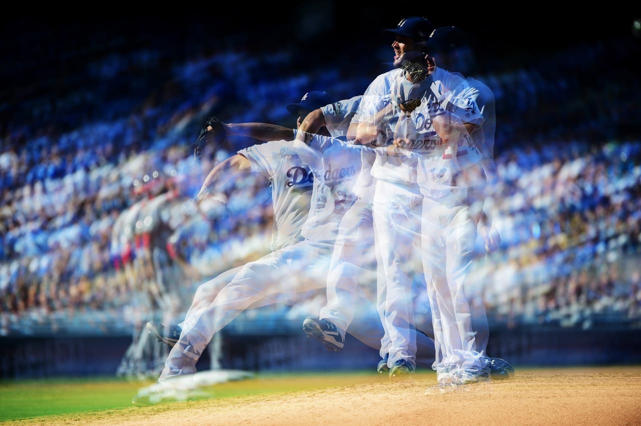 Clayton Kershaw de los Dodgers de Los Ángeles es tan rápido como lo muestra esta multiexposición. Su capacidad desde el montículo fue clave para vencer a los Nacionales de Washington y ahora en el choque contra Cachorros en la búsqueda de la Serie Mundial.