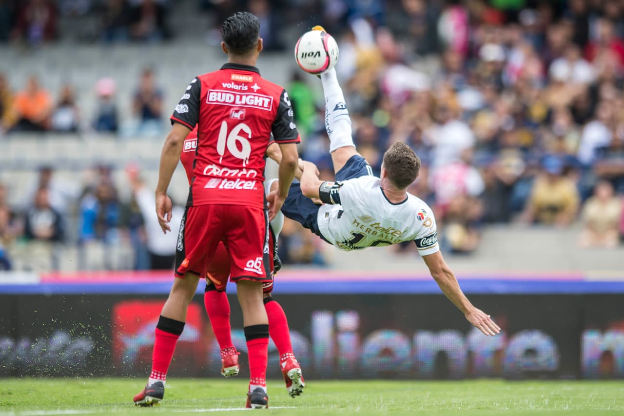 El partido arrancó de gran forma, con llegadas de peligro en ambos marcos.