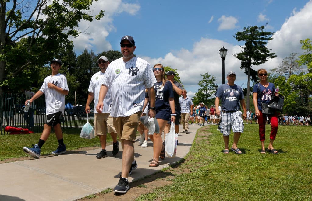 Entusiastas aficionados llegando a Cooperstown para ver a sus grandes ídolos ser exaltados al Salón de la Fama del béisbol.