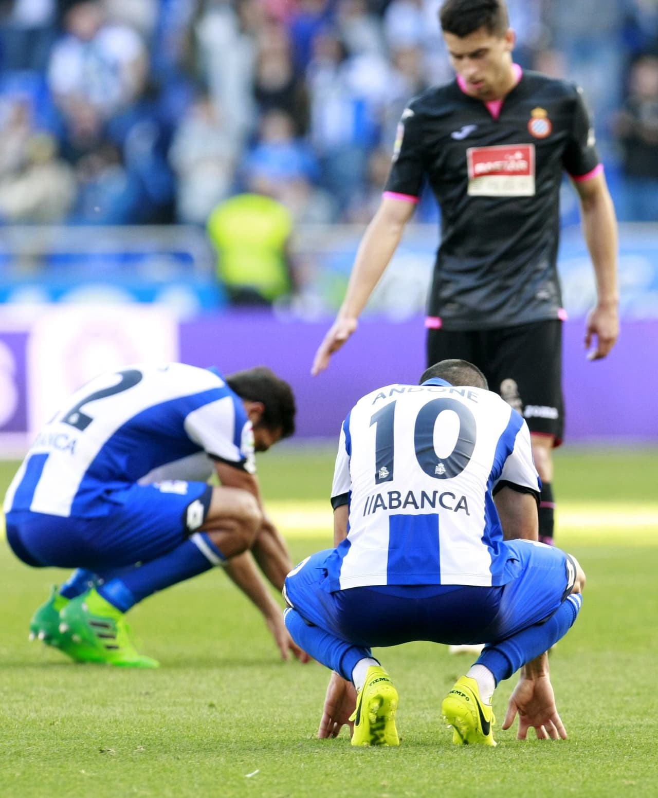 Andone y Celso Borges, tras finalizar el partido, no podían creer la situación en la que quedaban por no sumar. La tristeza era palpable en los jugadores de la escuadra gallega.
