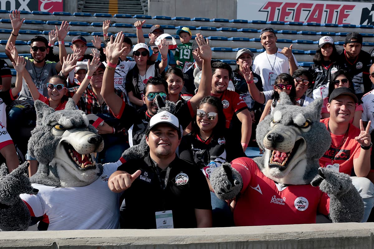 Los fanáticos de la Manada acudieron en buen número al Estadio Universitario para la despedida del año de su equipo.