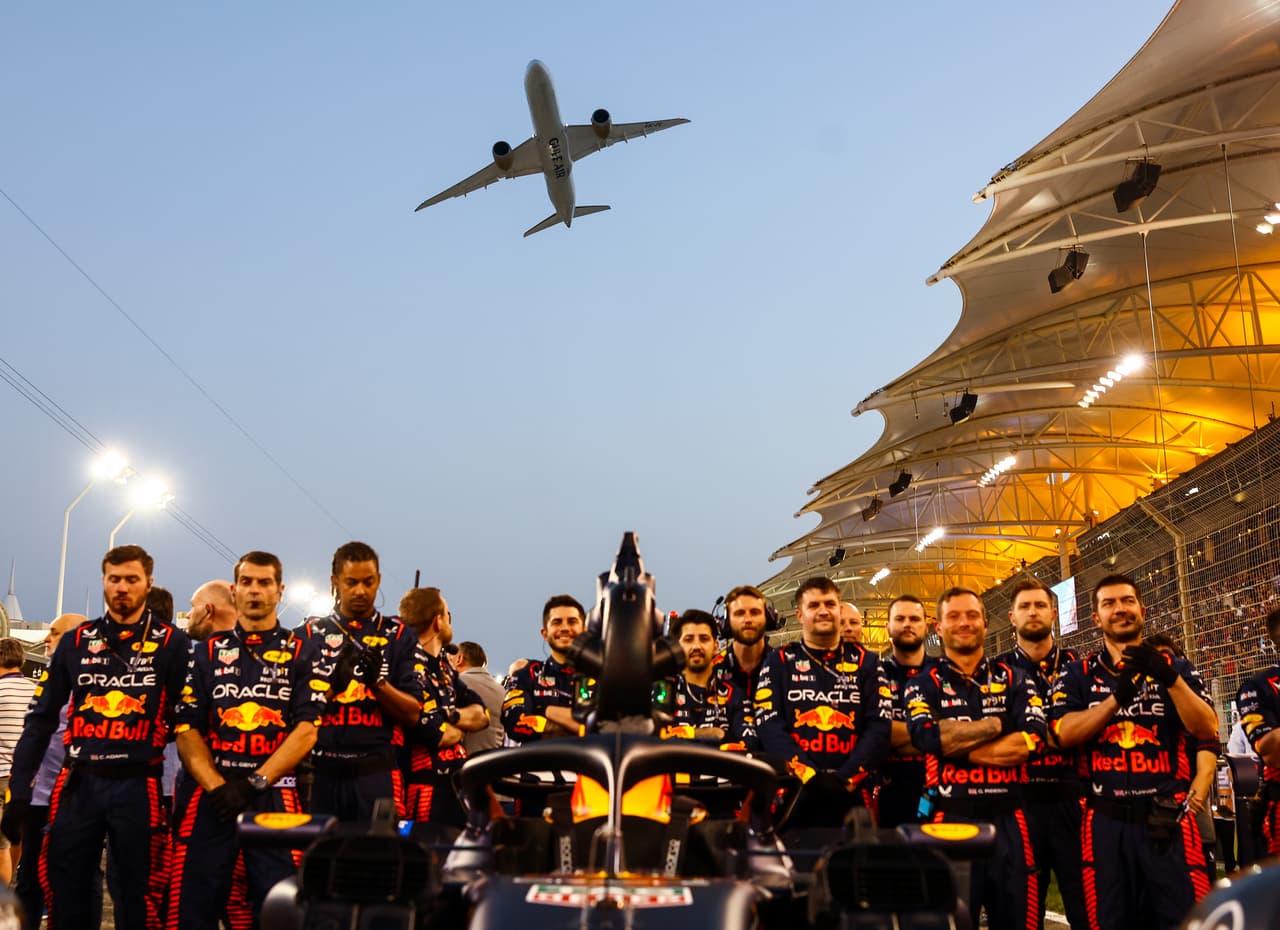 Red Bull se adueña del podio en el Gran Premio de Bahrein; Fernando Alonso sorprende y se queda con el tercer lugar.