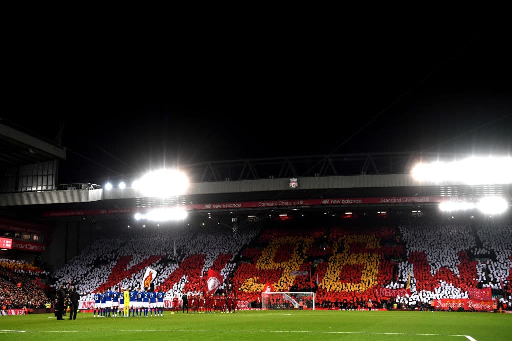 La afición del Liverpool recuerda a las 96 víctimas de la 'Tragedia de Hillsborough'.