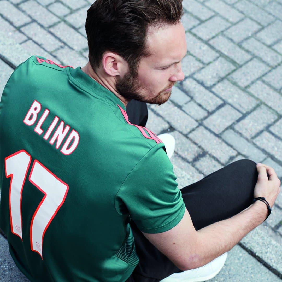 Después de que se conociera su playera titular para la próxima temporada, el Ajax ahora anunció su jersey alterno el cual estrenó este miércoles en el último juego de la Eredivisie 2018/19 ante el De Graafschap. El color verde es el protagonista en un tono oscuro acompañado de detalles naranjas.